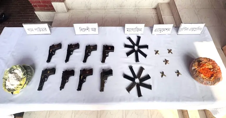 সেনাবাহিনীর বিশেষ অভিযানে জব্দকৃত অস্ত্র-গুলি ও অন্যান্য সরঞ্জাম